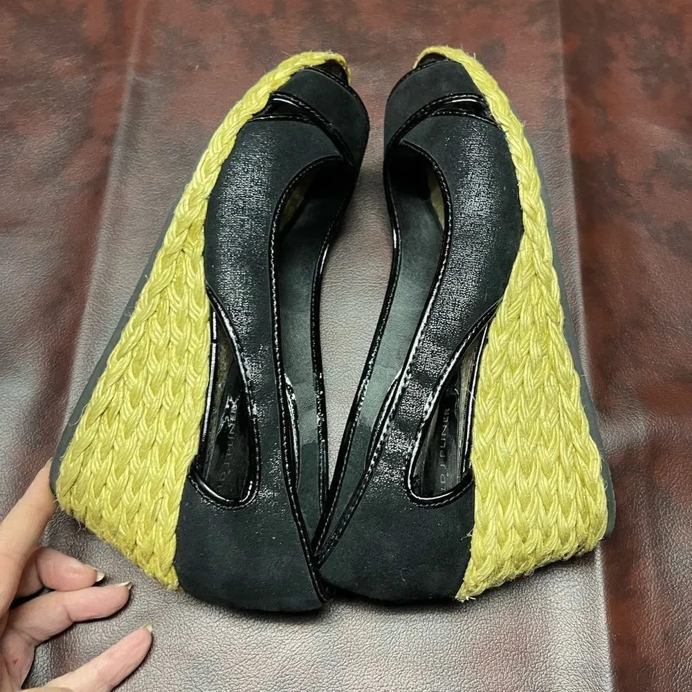 Donald J.‎ Pliner Coraa black wedge heels, size 8.5